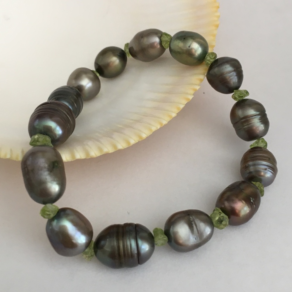 Peacock grey cultured freshwater pearl & natural peridot bracelet - Picture 3 of 6